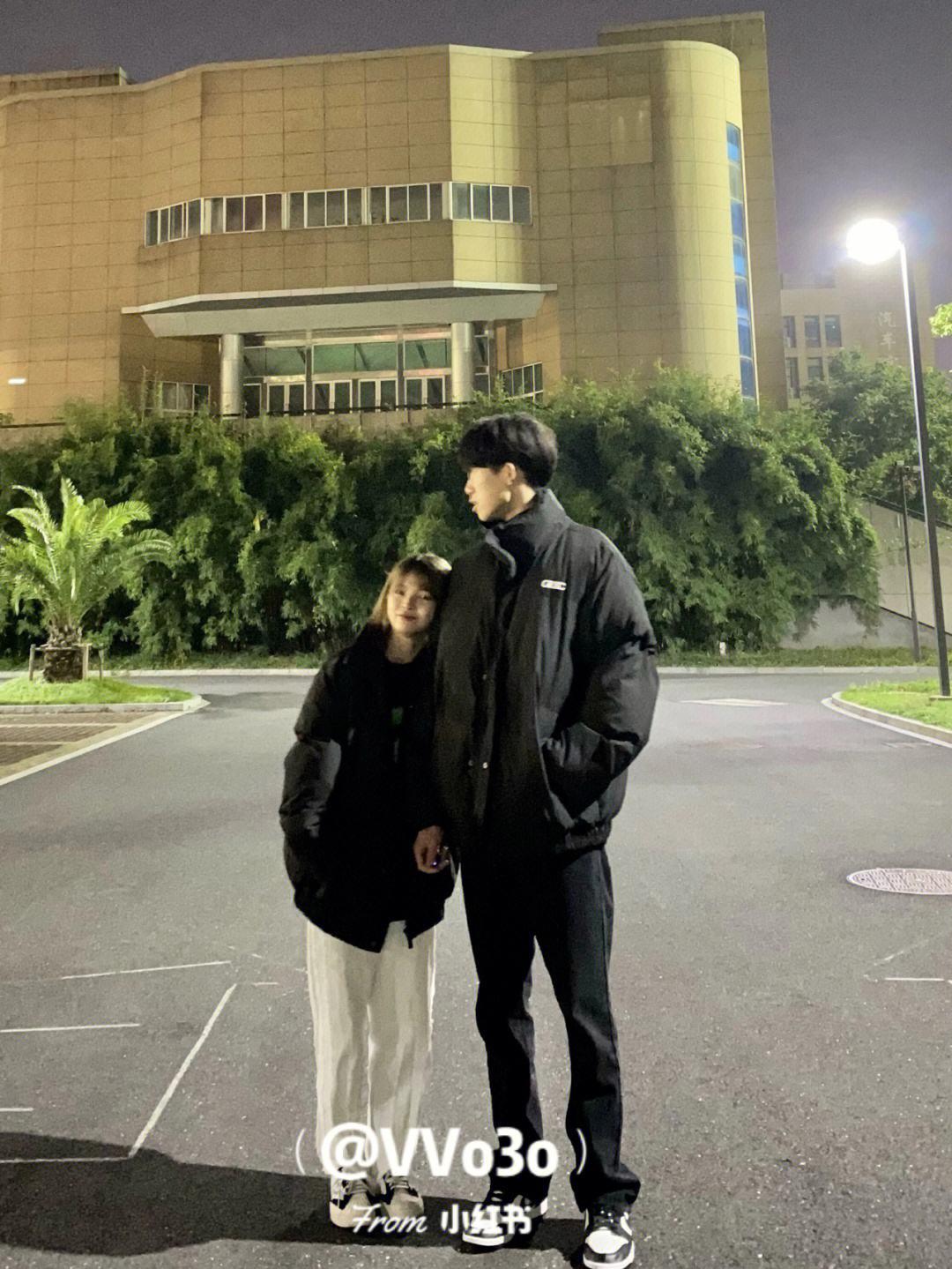 “身高差”引爆热点：155cm女承190cm男，科技视角下的冷嘲热讽