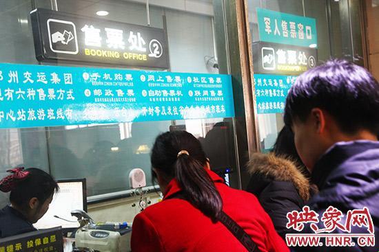 “小镇公交售票窗口购票方式”辣眼睛！网友：这操作666