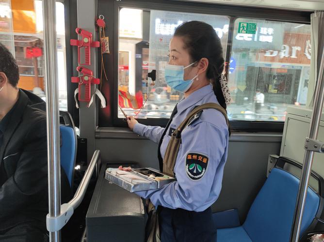 混乱小镇的公交奇缘：售票员职责引领风骚