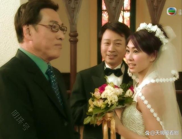 男子啃亲花园:诡秘举止背后的自我嘲讽