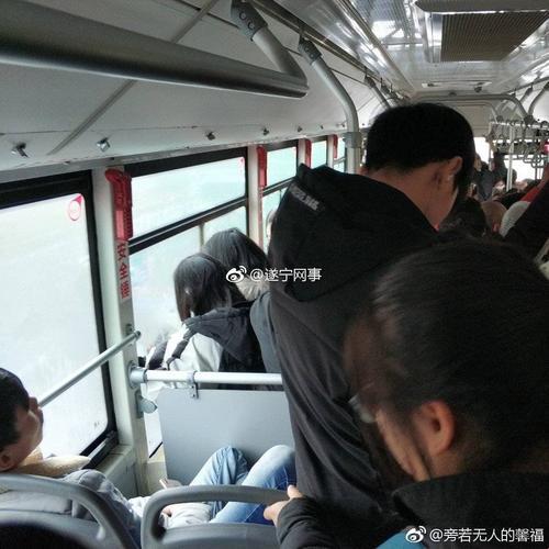 “潮痴”公交之旅:摇摇晃晃中的科技时尚新境界