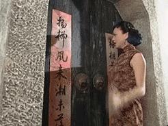 《雪姨神秘敲击,是谁的门缝透异彩?》