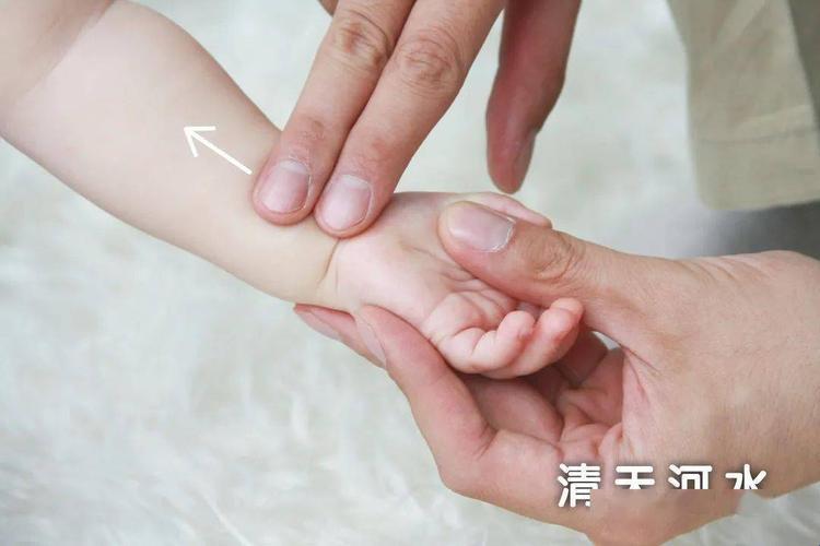 “水上漂”奇观:科技狂潮下的“腹中水球”探险