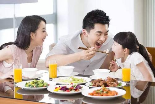 职场社交压力可视化手册：当升职宴遇上智能餐具
