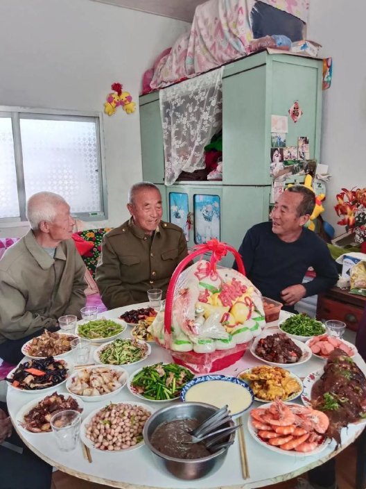 2025大伯哥夹菜争议:夹的是菜还是雷区?网友直呼这波操作太狠了
