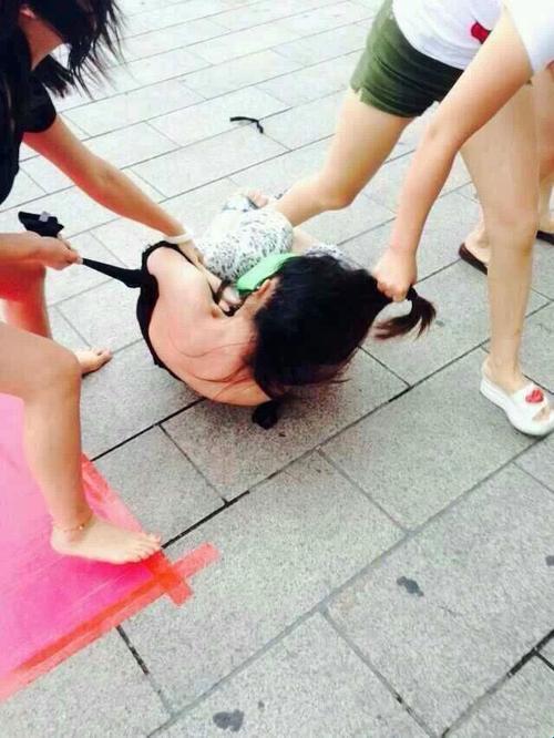手撕女生衣服名场面：如何优雅应对社交尴尬？