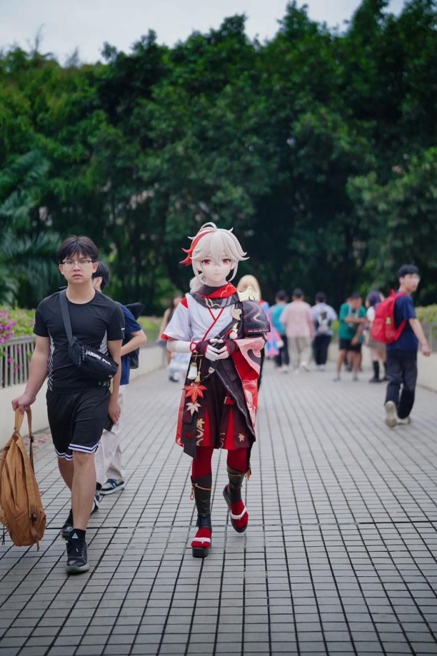 男子穿皮套变娃：科技与人性的碰撞