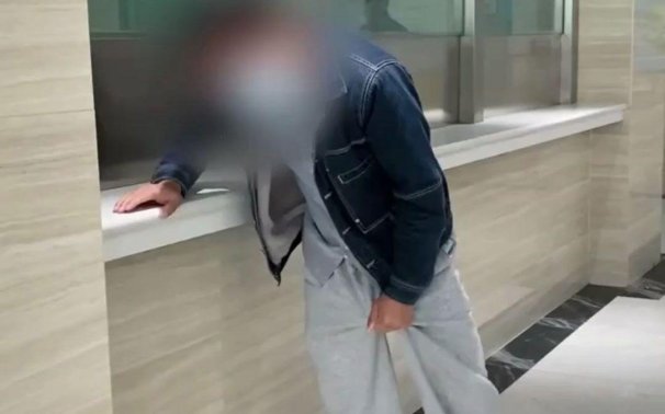 2025年男生被踢了一脚，网友热议：这届男生太惨了！