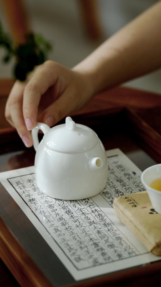 白瓷茶壶需要刻意盘养？茶圈争议背后藏着多少认知误区