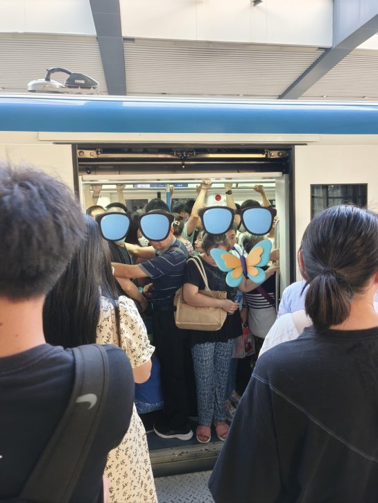 2025地铁挤蹭硬了却没堵车？北京西二旗打工人亲测三招破防术
