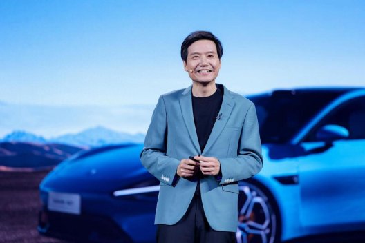 雷军豪掷千万挖人背后，deepseek与他究竟藏着什么关系？