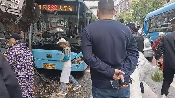 “Duang!科技侠撞公交,极限逃逸笑谈”