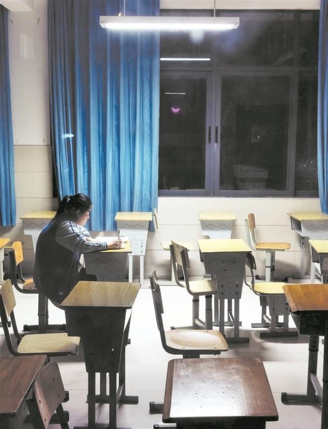 “教室地板上的神秘开关:史上最离谱的科技突破!”