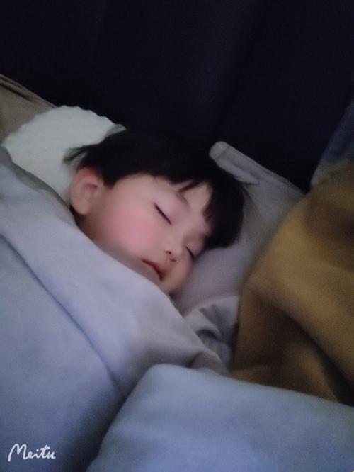 "抱团取暖"新潮流:未成年抱睡现象的网络热议