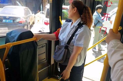 “小镇售票员奇招迭出,20路巴士笑谈网间”