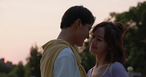 “男女生相嗟嗟”,网络掀起荒诞风潮