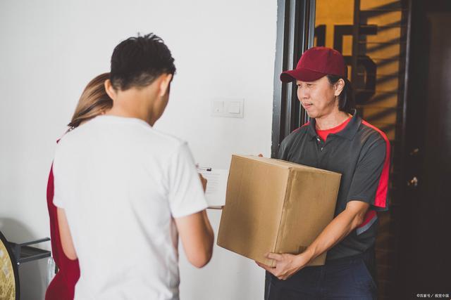 “时尚快递侠眼见两女子,科技界炸裂了!”