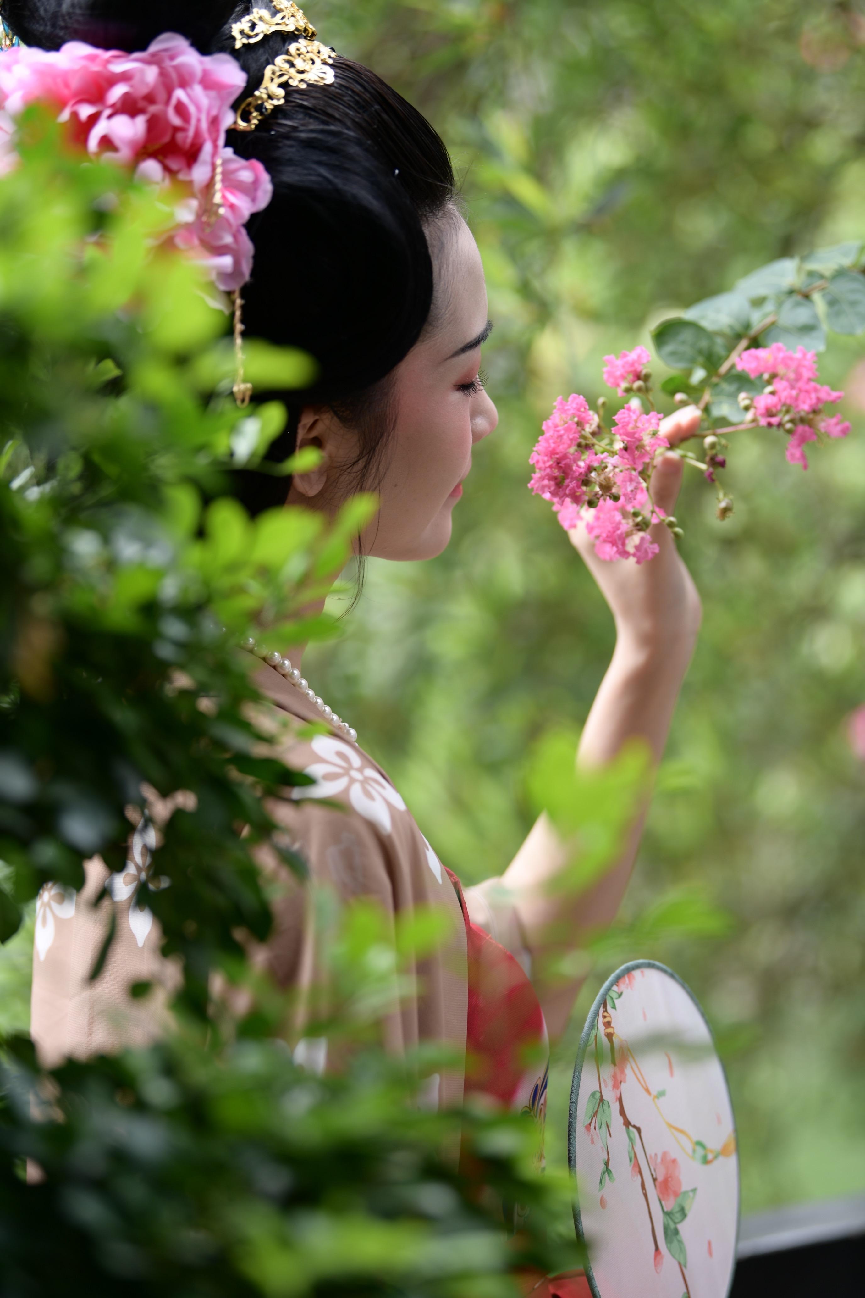 “妖娆少女挥洒青春,云裳无忧引爆科技圈!”