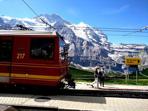 瑞士少女峰登山小火车:滑稽引领,笑谈时代