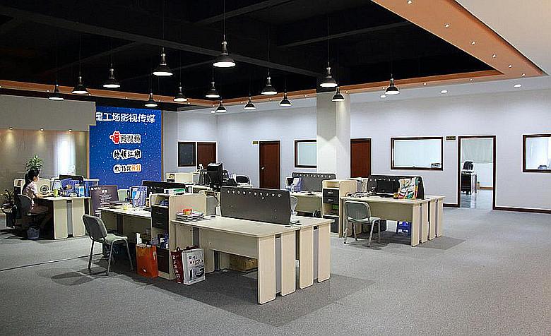 《“老狼”传媒狂想曲:创新突破,笑谈科技风云》