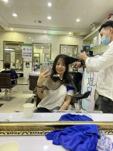 “一小时的秀发纠结,全球瞩目下的时尚闹剧”